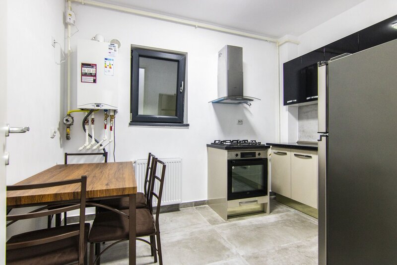 Doua camere, bucatarie inchisa, balcon, mobilat/ utilat, 5 minute metrou, bloc nou