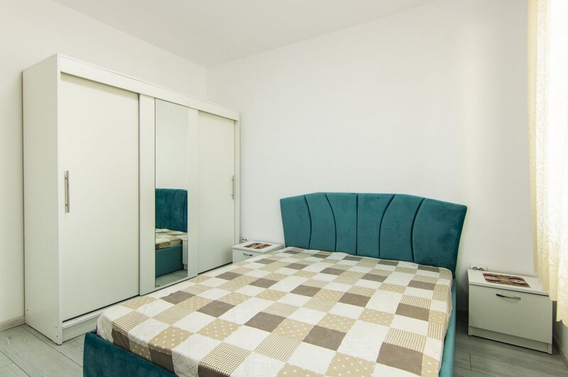 Doua camere, bucatarie inchisa, balcon, mobilat/ utilat, 5 minute metrou, bloc nou