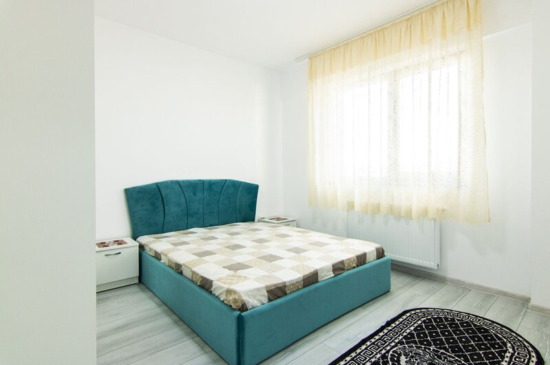 Doua camere, bucatarie inchisa, balcon, mobilat/ utilat, 5 minute metrou, bloc nou
