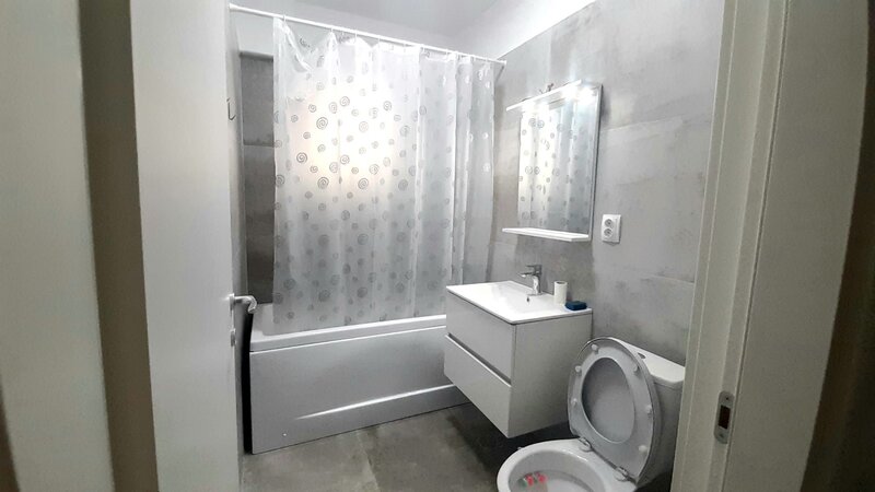 Doua camere, bucatarie inchisa, balcon, mobilat/ utilat, 5 minute metrou, bloc nou