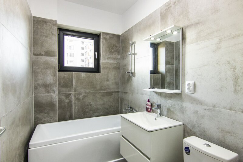 Doua camere, bucatarie inchisa, balcon, mobilat/ utilat, 5 minute metrou, bloc nou