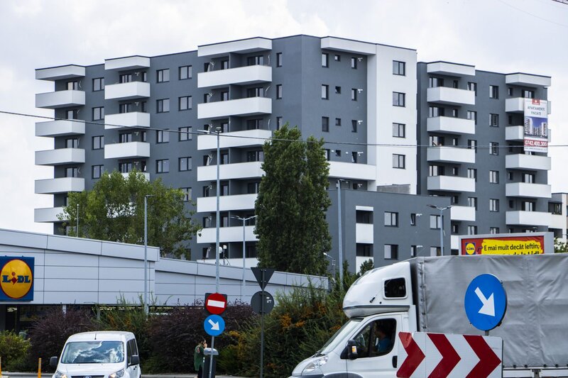 Doua camere, bucatarie inchisa, balcon, mobilat/ utilat, 5 minute metrou, bloc nou