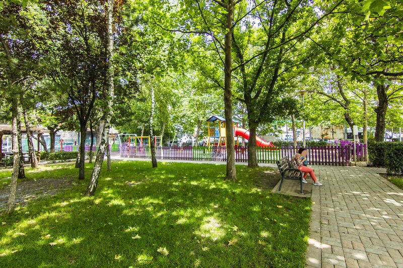 Doua camere, bucatarie inchisa, balcon, mobilat/ utilat, 5 minute metrou, bloc nou