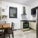 Doua camere, bucatarie inchisa, balcon, mobilat/ utilat, 5 minute metrou, bloc nou